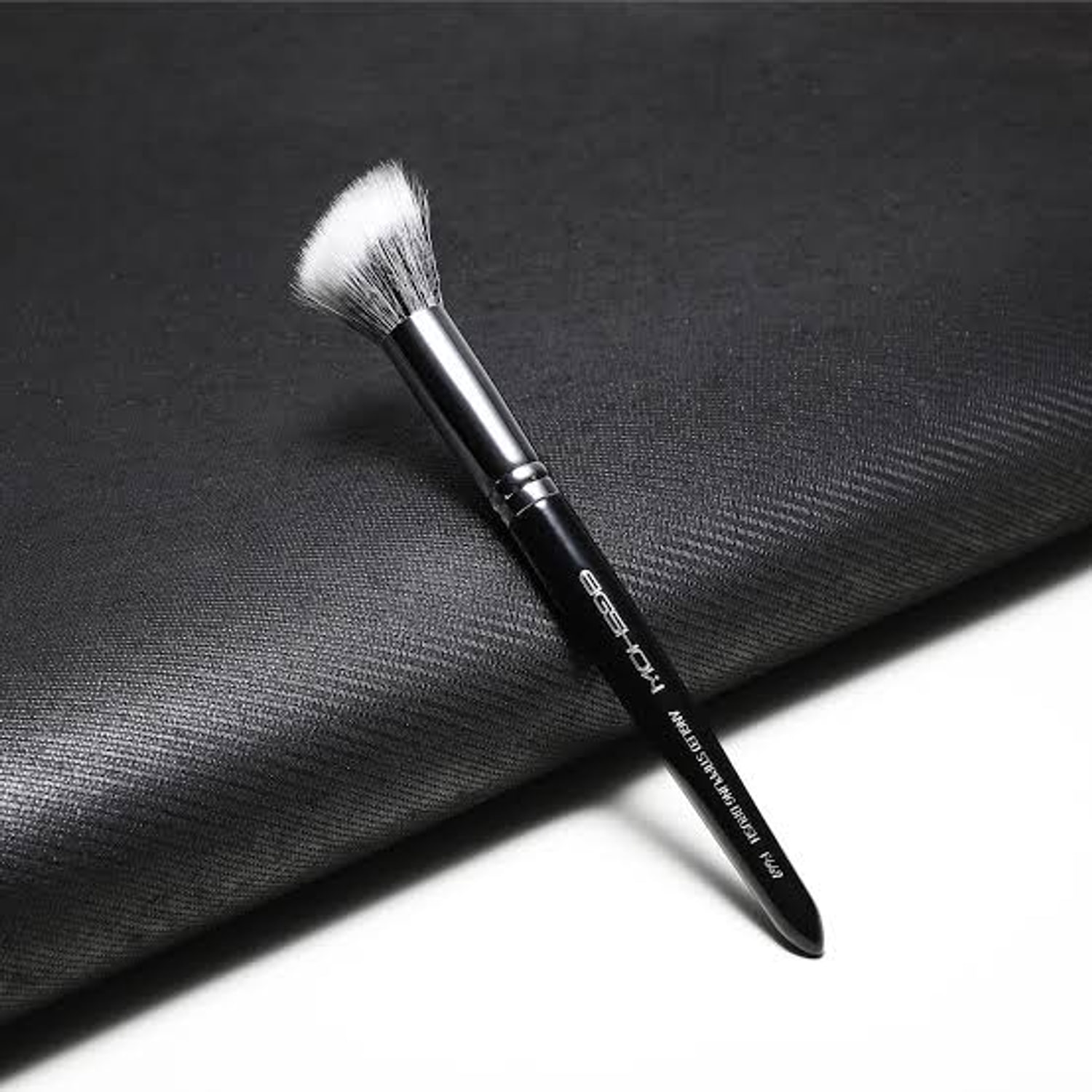 F669 - Angled Stippling Brush